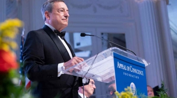 New York, Mario Draghi riceve il premio come “Statista dell’anno”