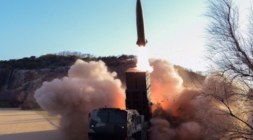 La Corea del Nord lancia missile balistico che sorvola il Giappone