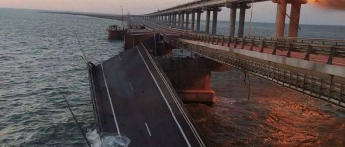 Ucraina, camion-bomba fa saltare il ponte tra Russia e Crimea