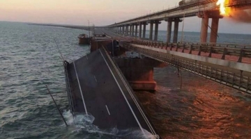 Ucraina, camion-bomba fa saltare il ponte tra Russia e Crimea