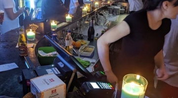 Civitanova Marche, protesta “a lume di candela” in un bar