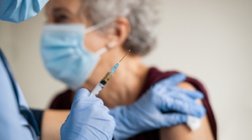 Vaccini, quinta dose disponibile per gli over 80