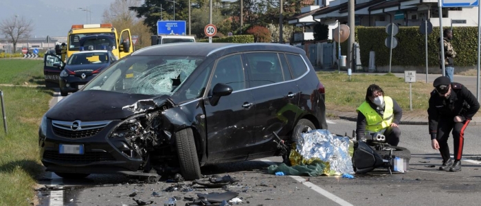 Bergamo, lite al semaforo: automobilista travolge e uccide motociclista