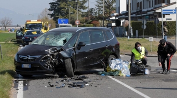 Bergamo, lite al semaforo: automobilista travolge e uccide motociclista