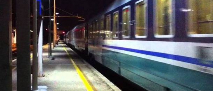 Novara, diciassettenne scappa dai carabinieri e muore sotto un treno