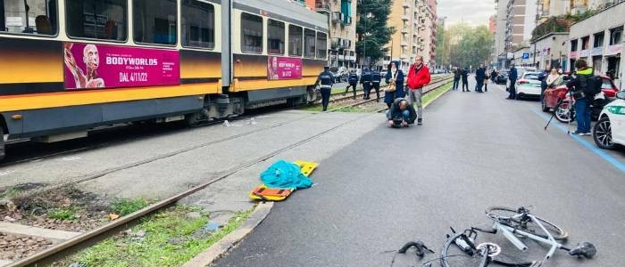 Milano, tram investe e uccide un ragazzo di 14 anni in bici