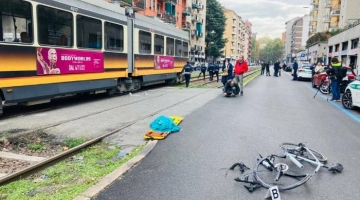 Milano, tram investe e uccide un ragazzo di 14 anni in bici