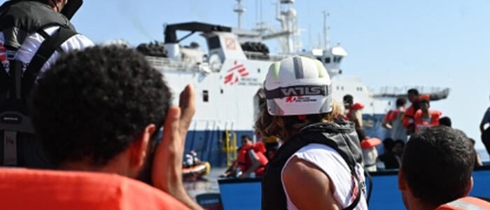 Migranti, ancora centinaia di persone rimaste sulle navi in mare