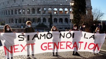 Roma, professore rifiuta il compito di uno studente trans