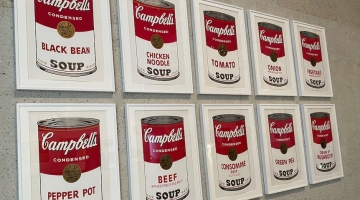 Australia, attiviste tentano di incollarsi a un dipinto di Warhol