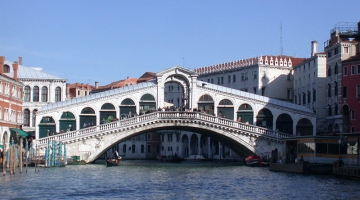 Venezia, cade nel canale mentre per farsi un selfie sul ponte