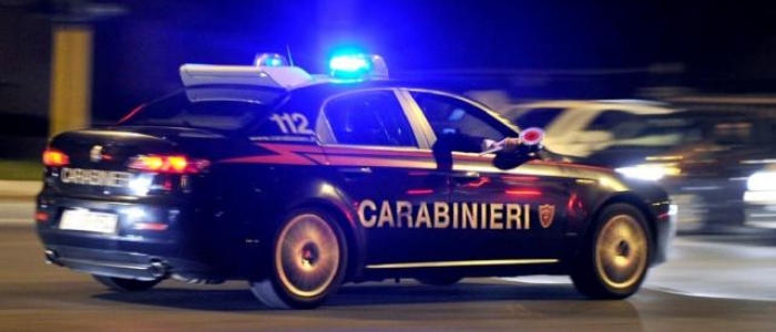 Napoli, due minori rapinano e accoltellano un ragazzo. Arrestati