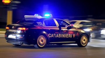 Napoli, due minori rapinano e accoltellano un ragazzo. Arrestati