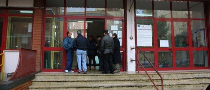 Napoli, uomo minaccia studenti di una scuola con una pistola