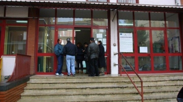 Napoli, uomo minaccia studenti di una scuola con una pistola