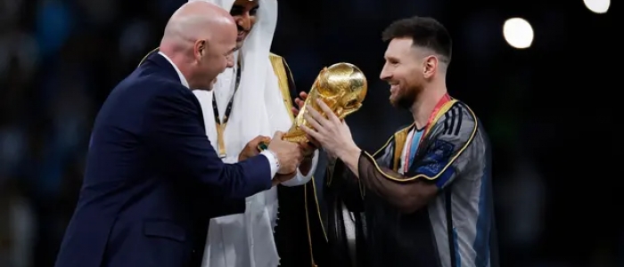 Vittoria Argentina, Leo Messi alza la coppa indossando il “bisht”