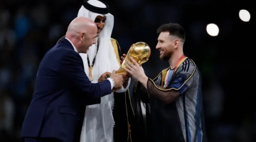 Vittoria Argentina, Leo Messi alza la coppa indossando il “bisht”