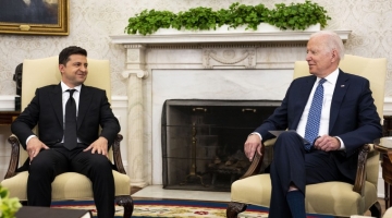 Zelensky incontra Biden a Washington: “Maggiore difesa all’Ucraina”