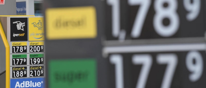 Benzina e gasolio, inizia il 2023 con aumento prezzi di 20 centesimi