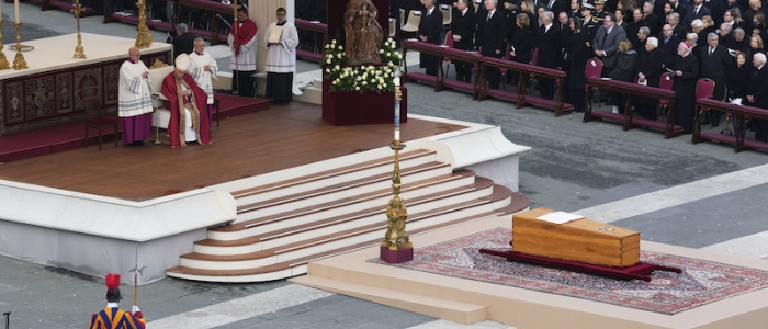 In cinquantamila ai funerali solenni di Papa Benedetto XVI