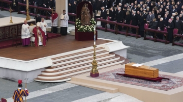 In cinquantamila ai funerali solenni di Papa Benedetto XVI