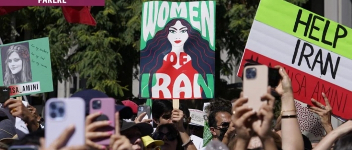 Iran, donna incinta condannata a morte perché brucia foto di Khomeini