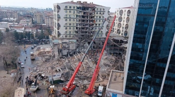 Turchia colpita da un terribile terremoto. Migliaia di morti e feriti