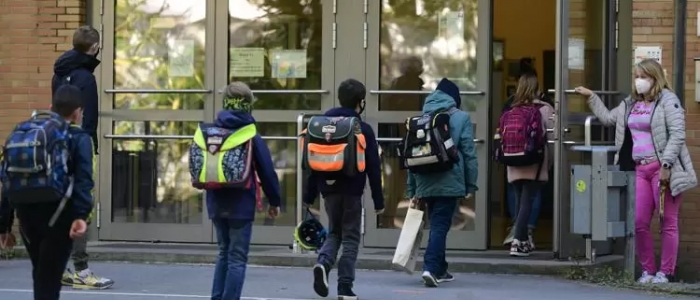 Napoli, adolescente in classe con una pistola. Denunciato