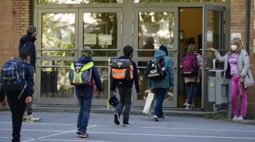 Napoli, adolescente in classe con una pistola. Denunciato