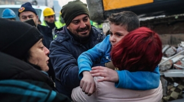 Turchia, estratti vivi due bambini dalle macerie dopo due giorni