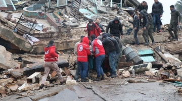 Turchia, bimbo di 10 giorni estratto vivo dalle macerie con la mamma