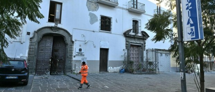 Napoli, accoltella agente in commissariato. Poliziotto gli spara e lo uccide