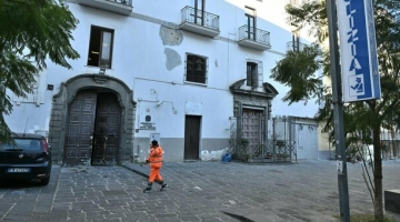 Napoli, accoltella agente in commissariato. Poliziotto gli spara e lo uccide