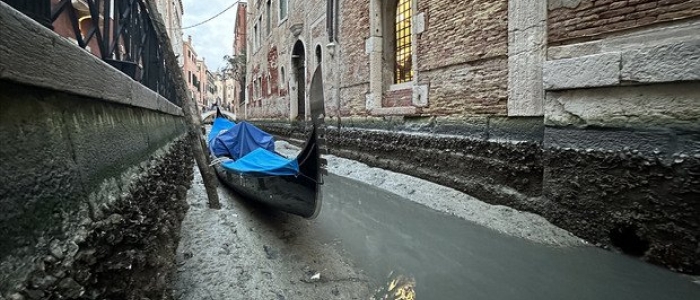 Venezia, la bassa marea sta prosciugando i canali e crea disagi