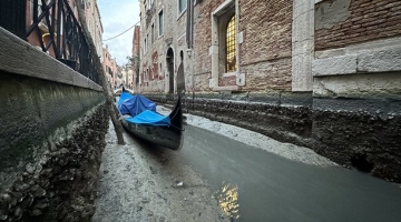 Venezia, la bassa marea sta prosciugando i canali e crea disagi