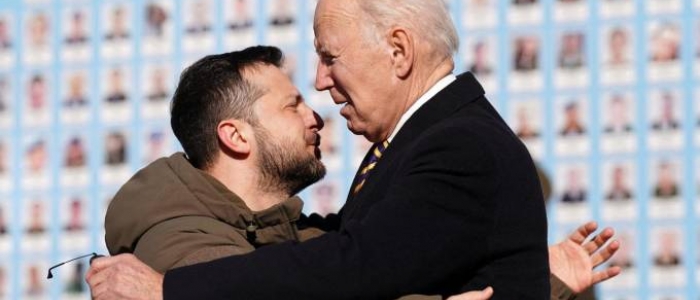 Kiev, Biden incontra Zelensky a sorpresa. “La visita ci avvicina alla vittoria”