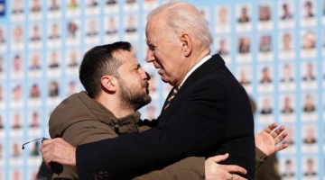 Kiev, Biden incontra Zelensky a sorpresa. “La visita ci avvicina alla vittoria”