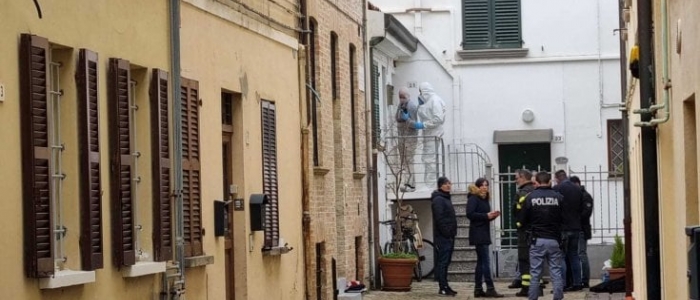 Pesaro, giovane di 27 anni trovato ucciso a coltellate in casa