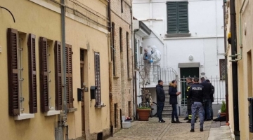 Pesaro, giovane di 27 anni trovato ucciso a coltellate in casa