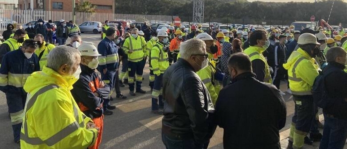 Sardegna, operai della Portovesme si una ciminiera per protesta