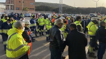 Sardegna, operai della Portovesme si una ciminiera per protesta