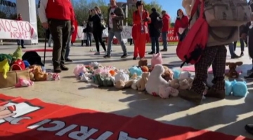 Rimini, “protesta dei pupazzi” contro la Meloni al congresso Cgil