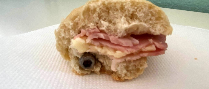 Milano, bimbo trova un bullone nel panino alla mensa della scuola