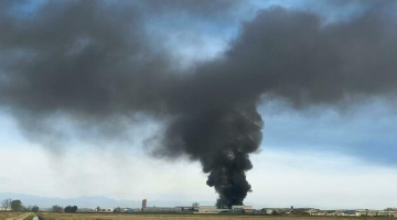 Novara, rogo in fabbrica di solventi chimici. Pericolo fumo tossico