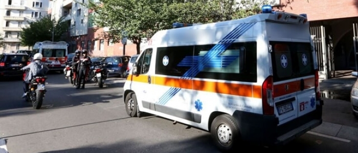 L’Aquila, si getta dal balcone con il figlio. Lei muore, il bambino è grave