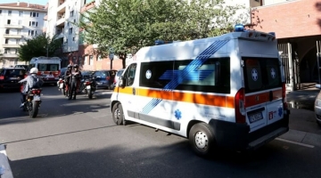 L’Aquila, si getta dal balcone con il figlio. Lei muore, il bambino è grave