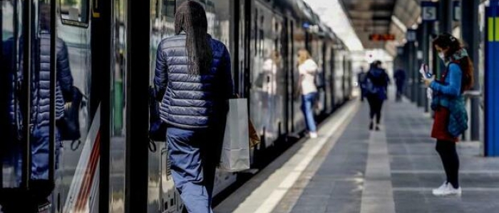 Milano, ragazza violentata a bordo di un treno. Passante resta muto