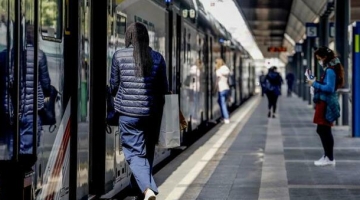 Milano, ragazza violentata a bordo di un treno. Passante resta muto