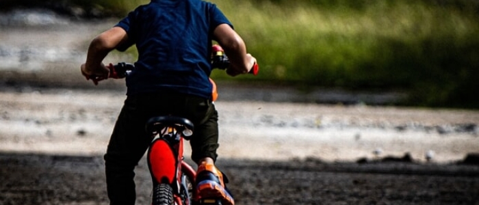 Milano, bimbo in bici investe anziana che muore. Accusato il padre