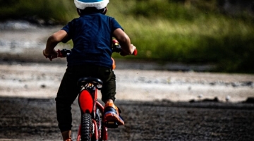 Milano, bimbo in bici investe anziana che muore. Accusato il padre